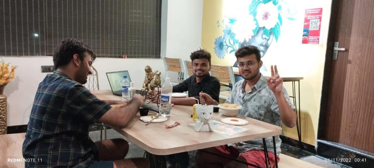 Coliwo Un - Viman Nagar Vandrarhem Pune Exteriör bild